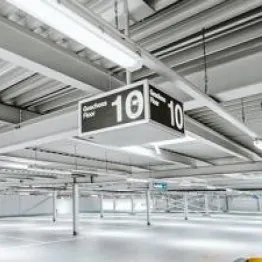 LED-Wannenleuchten in einem Parkhaus